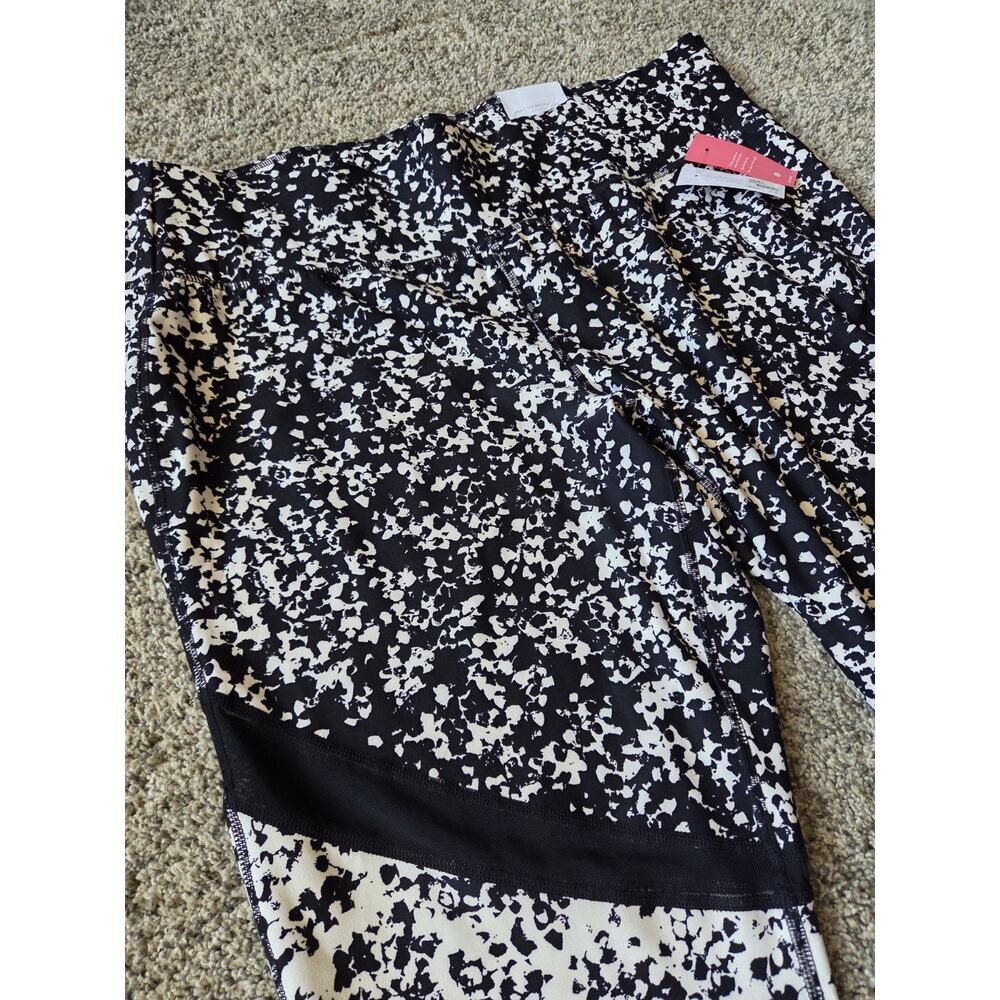LIVI Active Lane Bryant Capri Leggings Sz 22/24 Black White Abstract Mesh - Picture 3 of 7